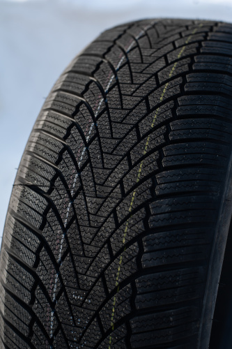 фото протектора и шины WINTERHAWKE I Шина ZMAX WINTERHAWKE I 245/45 R17 99V